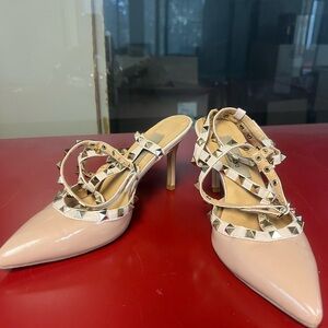 Valentino Garavani Rockstud Ankle Strap Pump US 7.5

Color is PINK in color